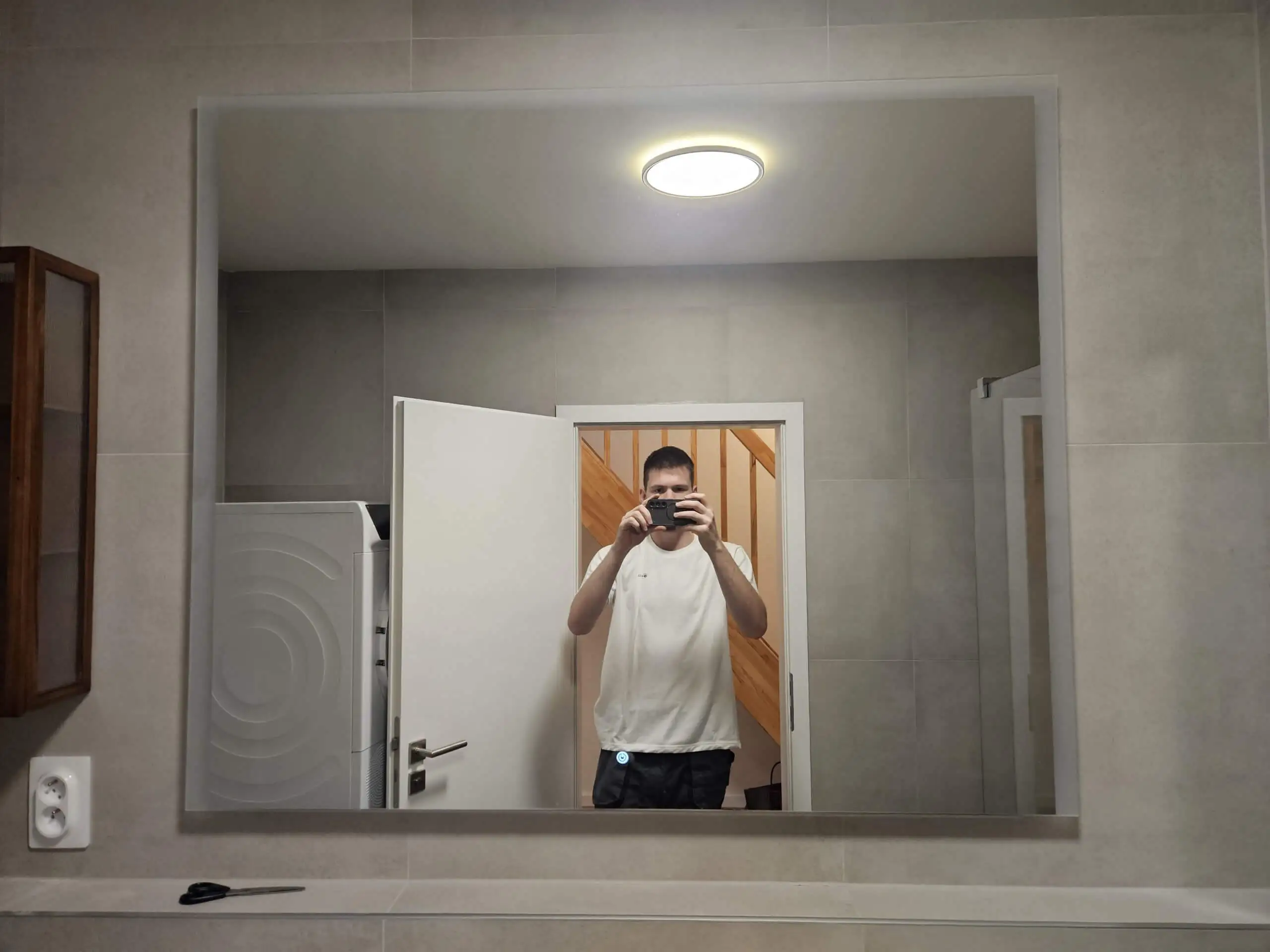 Velké zrcadlo je pověšeno